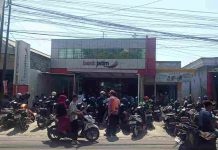 Ratusan Warga Mengantri Cairkan Kompensasi Bansos Dampak Sampah TPA Kota Kediri