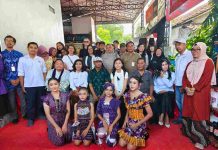 Kolaborasi Menuju Panggung Fashion Dunia , Tenun Ikat Kota Kediri Mempesona Desainer Internasional