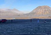 Embun Upas Pertama 2026 Muncul di Bromo, Wisatawan Berburu Kristal Es Sejak Subuh