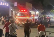 MTsN 1 Kota Kediri Terbakar, Petugas Berjibaku Jinakkan Api Yang Membesar
