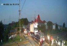 KAI Daop 7 Madiun Sayangkan Truk Box Terburu-buru Melintas, Palang Pintu Perlintasan Rusak Akibat Tertabrak Kendaraan