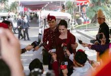 Curi Perhatian, Raffi Ahmad Kenakan Pakaian Khas Kabupaten Kediri di Upacara Kemerdekaan