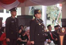 Kapolres Probolinggo Pimpin Penurunan Bendera HUT ke-81 RI, Pesan Jaga Persatuan