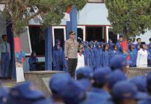 Kapolres Blitar Jadi Irup Upacara di SMAN 1 Talun, Polisi Masuk Sekolah Tekankan Disiplin Para Pelajar
