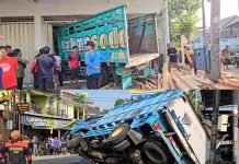 Dua Truk Tabrakan di Simpang Empat Ngujur Madiun, Satu Terguling dan Satu Masuk Indomaret