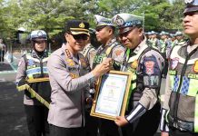 Hari Lalu Lintas Bhayangkara ke-71, Polresta Banyuwangi Beri Penghargaan kepada Personel Berprestasi