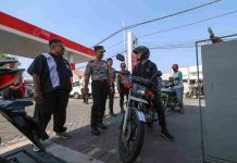 Antrian Disejumlah SPBU; Cek Langsung Tiga SPBU, Kapolres Kediri Kota Pastikan Stok BBM Aman dan Imbau Warga Tak Panic Buying