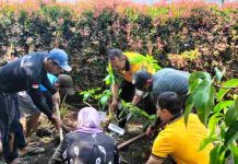 Polres Blitar Bersama Masyarakat Gelar Green Policing, Bersihkan Lingkungan dan Bagikan Sembako